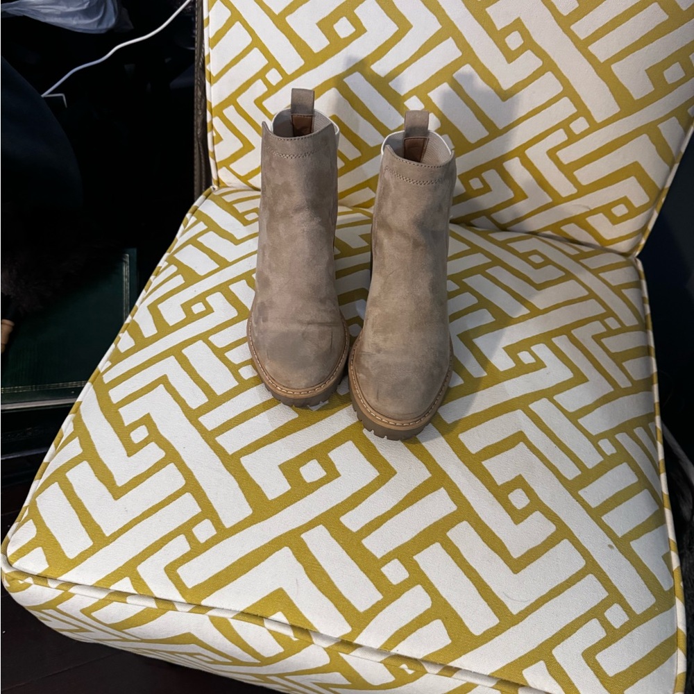 Tan Suede Ankle Boots DV (DOLCE VITA) SZ 7.5  EUC 
THESE WERE MY FRIENDS.